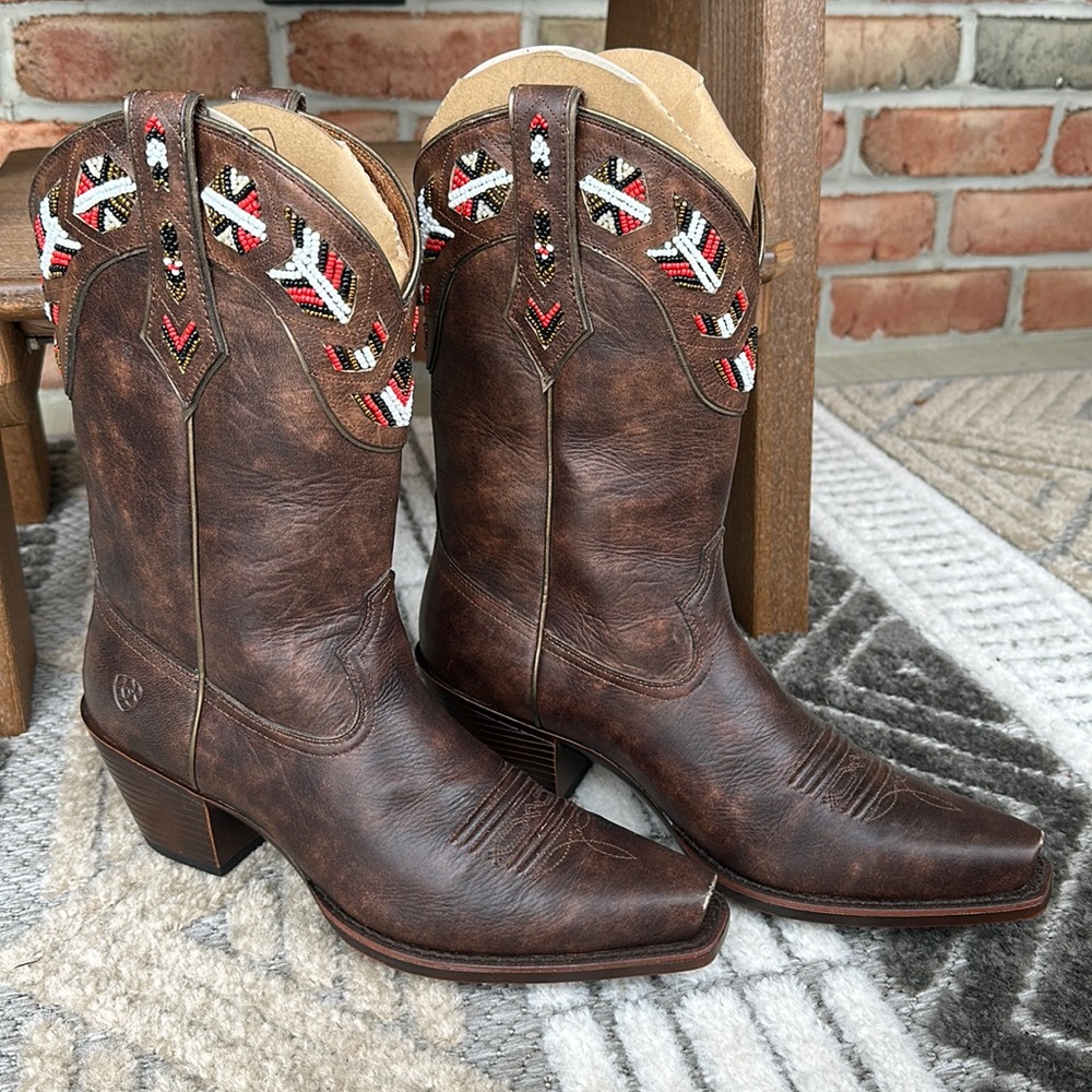Women’s size 9.5B Ariat Frontera cowboy boots